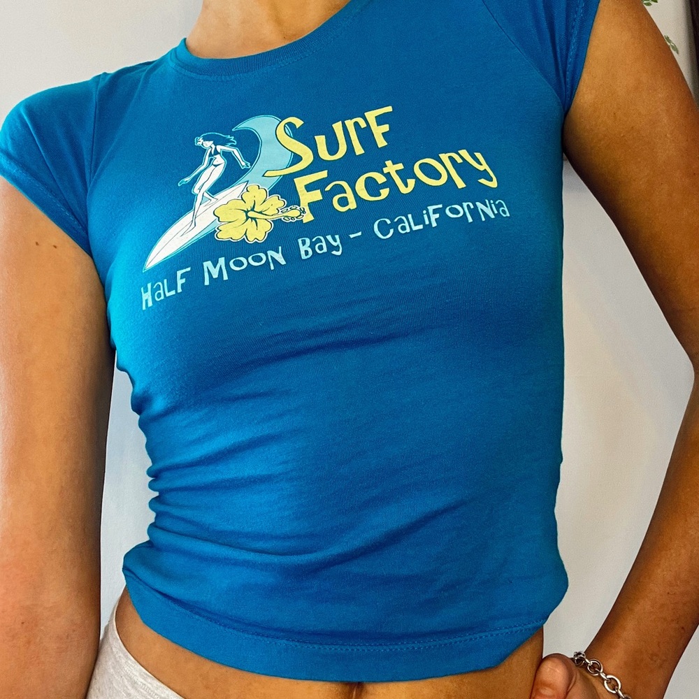 women’s surf factory graphic baby tee